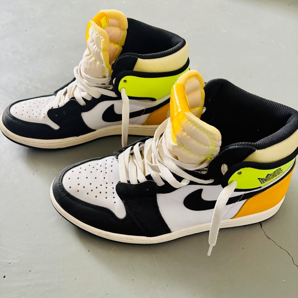 Nike Jordan 1 Retro High White Black Volt University Gold